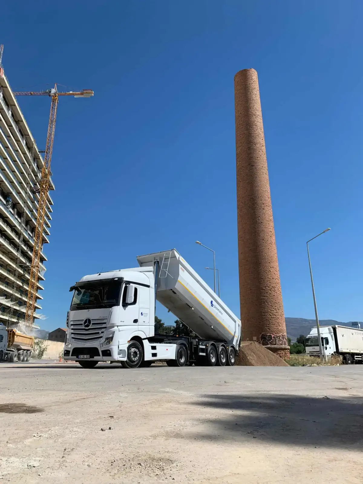 İzmir Karabağlar inşaat malzemeleri deposu ve nakliye aracı